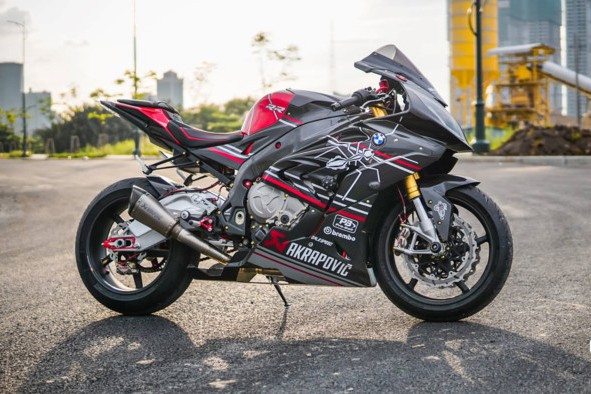  Siêu môtô BMW S1000RR là mẫu xe thể thao hàng đầu thế giới với sức mạnh vượt trội và kiểu dáng bắt mắt. Tuy nhiên chưa hài lòng với mẫu xe nguyên bản, nhiều dân chơi đã “trang điểm” thêm hàng loạt phụ tùng, đồ chơi cao cấp cho dòng siêu môtô này. Tại Việt Nam, S1000RR không ngừng được giới chơi xe cho "ra lò" nhiều bản độ khác nhau.